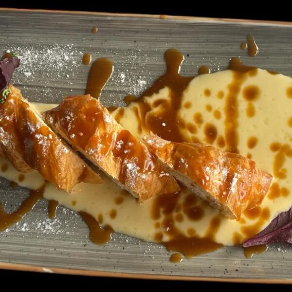 Croasant cu crema de vanilie si caramel